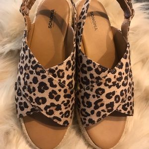 Leopard 🐆 print adorable size7 Sandler new